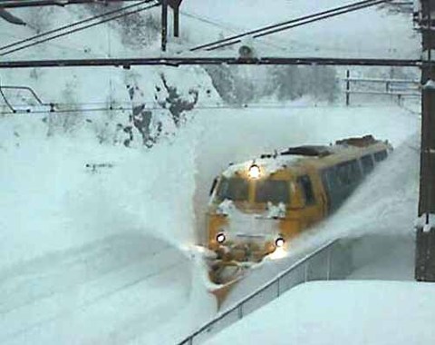 Jernbaneverkets MZ-Lokomtiv ryder sne